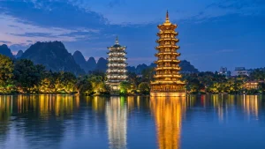 桂林日月双塔与湖畔夜景